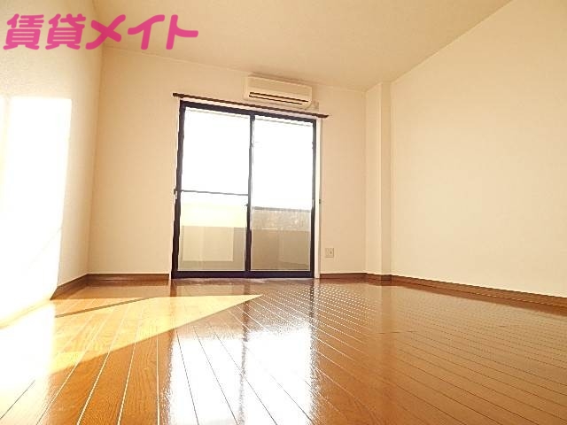居室・リビング　同物件別部屋の写真