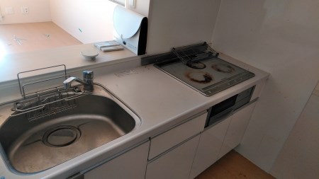 キッチン　調理スペースがしっかりとれるキッチンで料理がはかどりそうです