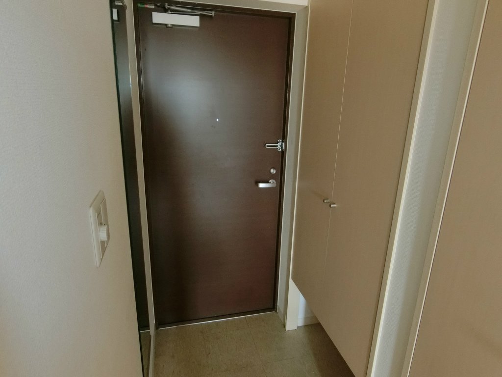 玄関　玄関　姿鏡・シューズＢＯＸあり