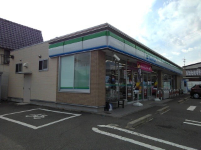 コンビニ　ファミリーマート長野吉田店（コンビニ）まで244m