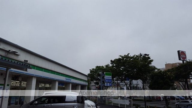 コンビニ　ファミリーマート（コンビニ）まで988m