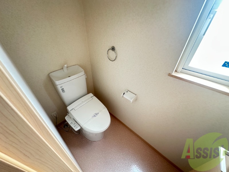 トイレ　ウォシュレット機能がついたトイレです。安心して使用できますね