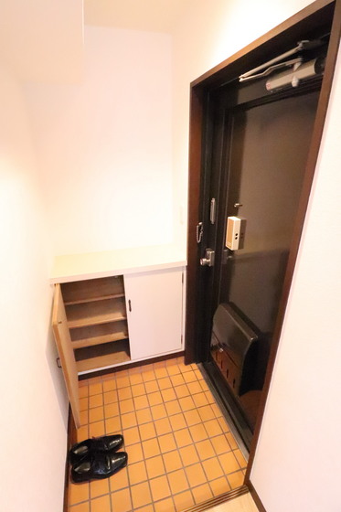 玄関　※別号室の写真となります
