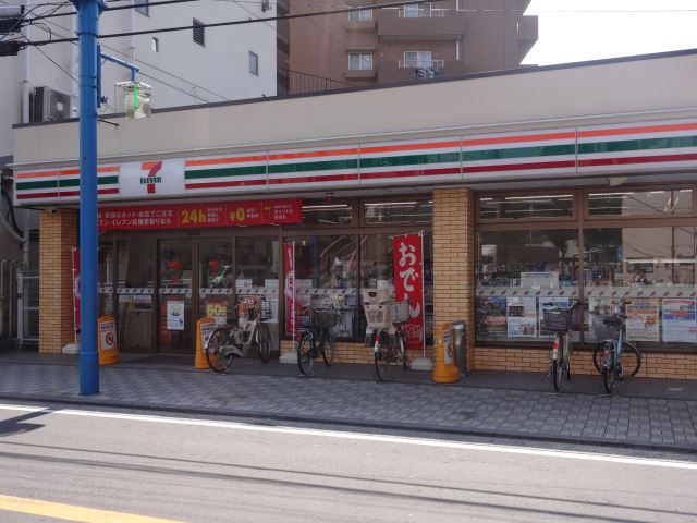 コンビニ　セブンイレブン（コンビニ）まで326m