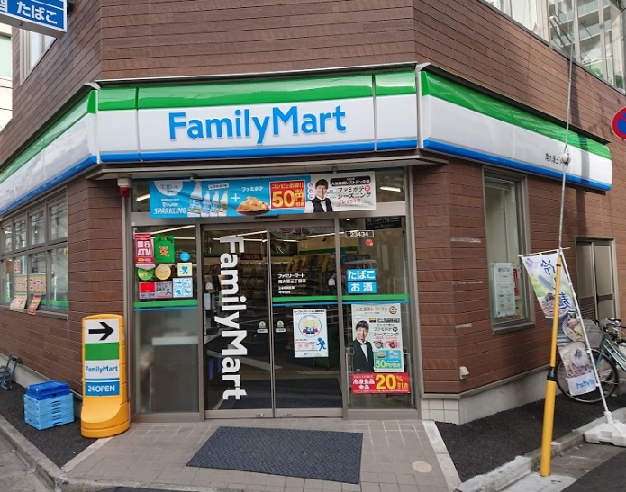 コンビニ　ファミリーマート南大塚三丁目店（コンビニ）まで216m