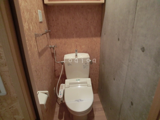 トイレ　嬉しい温水洗浄便座付きのトイレです。