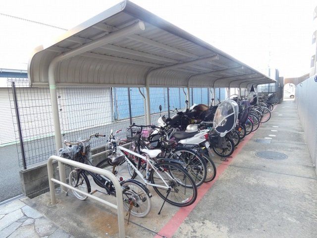 その他共有部分　屋根付きの駐輪場です。