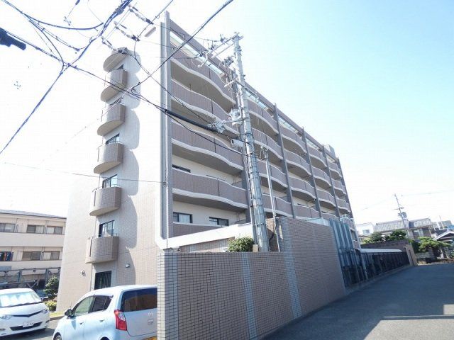 建物外観　RC造の重厚な建物です。