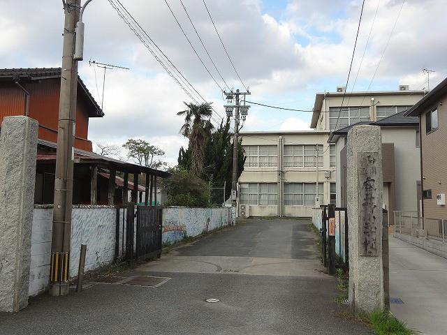小学校　中間市立底井野小学校（小学校）まで620m