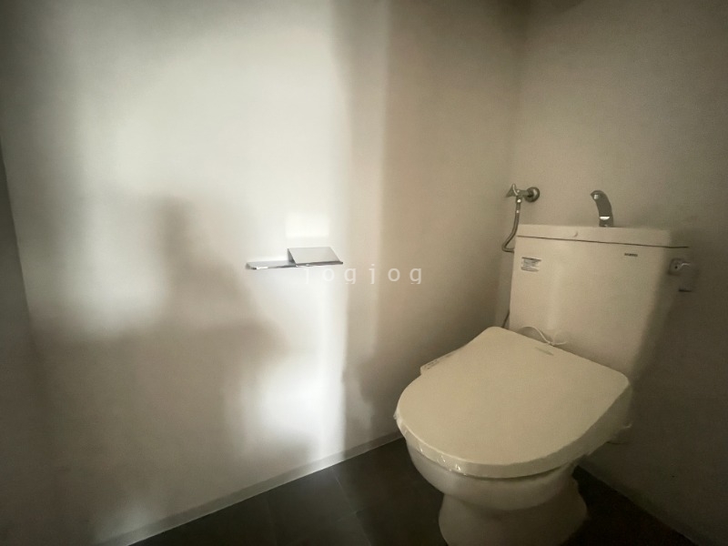 トイレ　嬉しい温水洗浄便座付きのトイレです。
