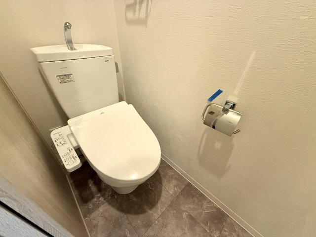 トイレ　温水洗浄便座付きのトイレです♪