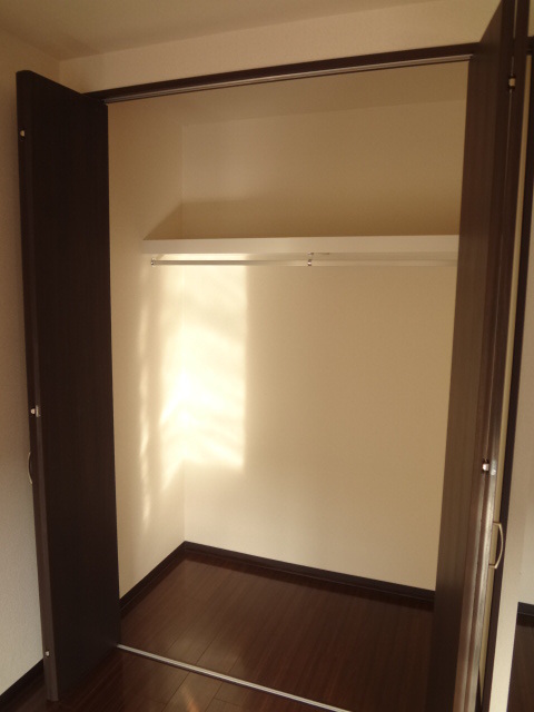 収納　6.5畳洋室の収納。幅広で荷物もたくさん入ります。