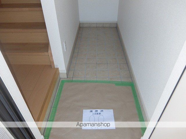 ＪＲ中央線 立川駅 バス乗車時間：22分 最寄りバス停で下車 徒歩5分 3階建 築10年の玄関写真
