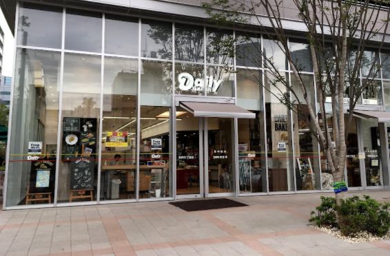 コンビニ　デイリーヤマザキ豊洲5丁目店（コンビニ）まで93m
