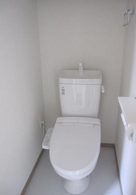 東急田園都市線 三軒茶屋駅 徒歩3分 5階建 築40年のトイレ写真