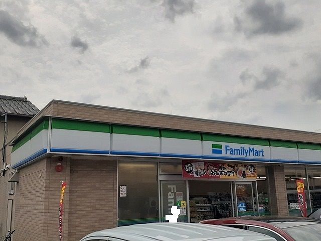 コンビニ　ファミリーマート（コンビニ）まで850m
