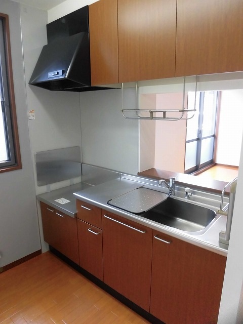 キッチン　対面キッチン。窓があって明るいです