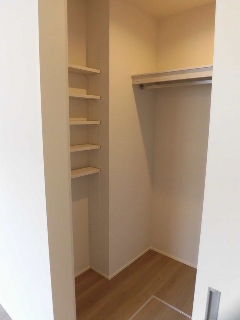 収納　棚付きのウォークインクローゼット