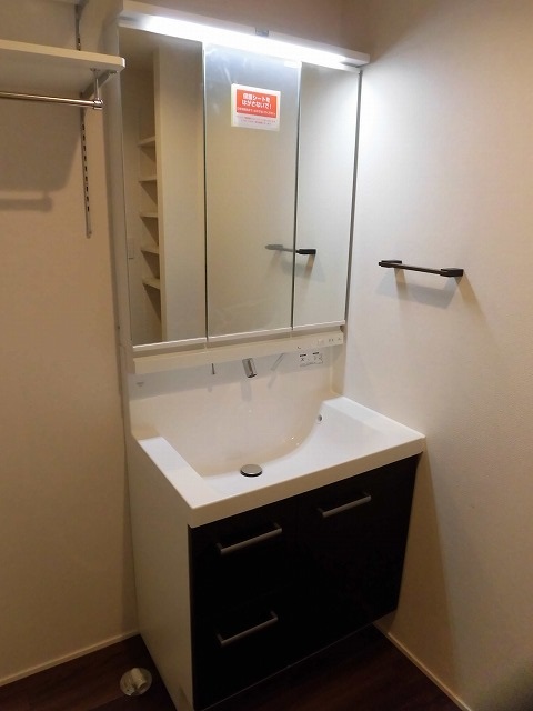 洗面設備　シャワー付き洗面台。鏡内部も収納できます。