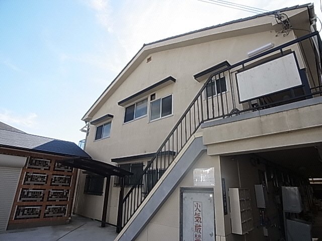 奈良市富雄元町のアパートの建物外観