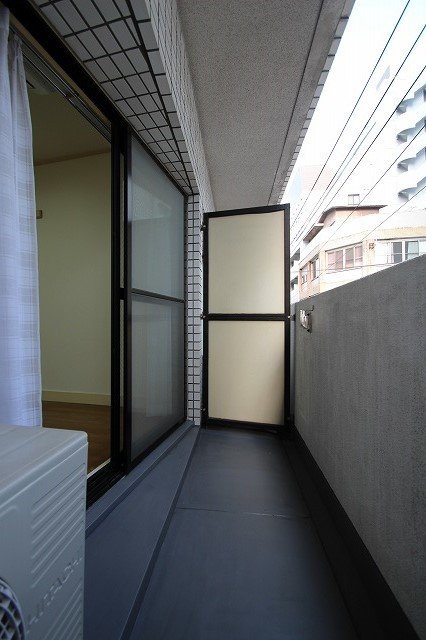 バルコニー　同物件、別号室のものです。