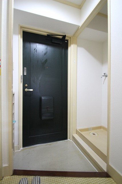 玄関　同物件、別号室のものです。