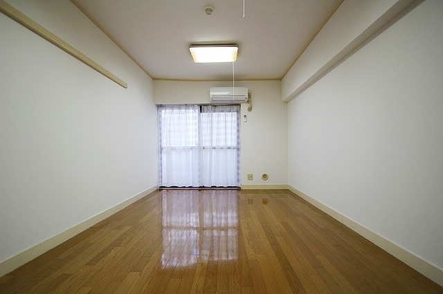 居室・リビング　同物件、別号室のものです。