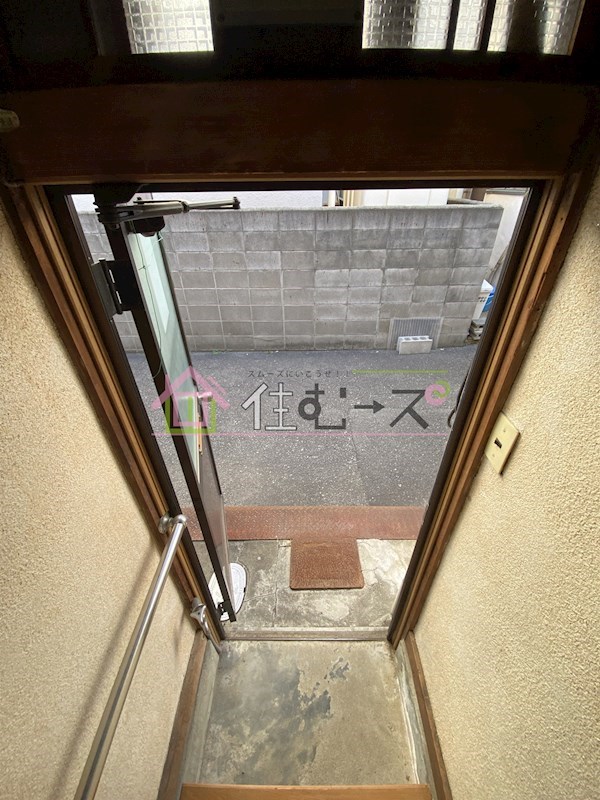 【西田アパートの玄関】