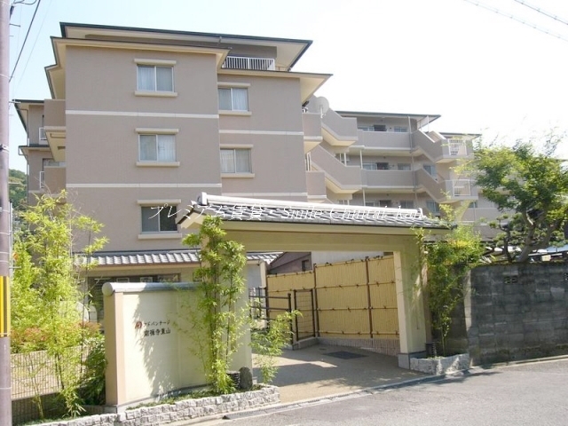 京都市左京区粟田口鳥居町のマンションの建物外観