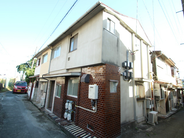 川西市寺畑のアパートの建物外観