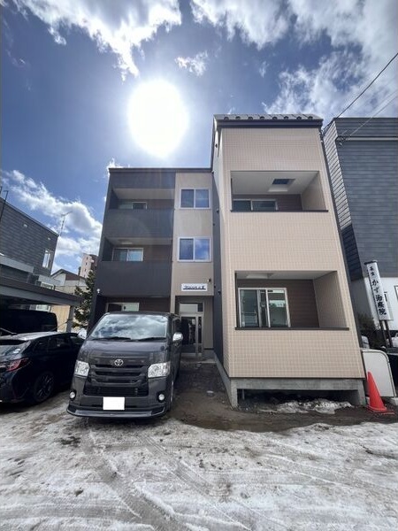 札幌市中央区南二十一条西のアパートの建物外観