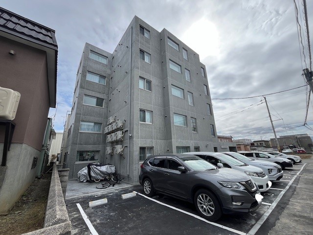 札幌市東区北十八条東のマンションの建物外観