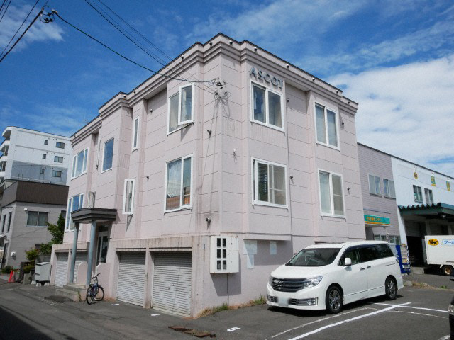 札幌市豊平区豊平一条のアパートの建物外観