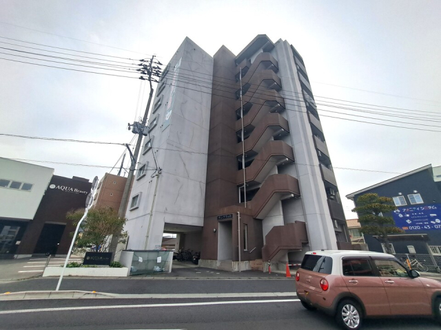 松山市束本のマンションの建物外観