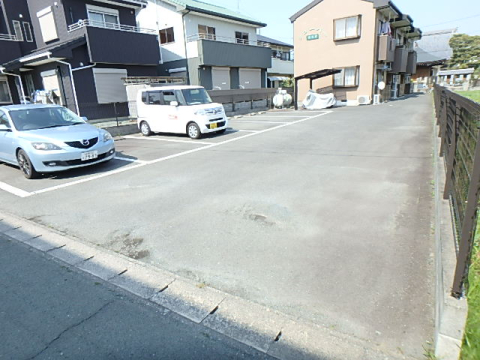 【クローバー横須賀の駐車場】