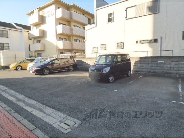 【向日市物集女町のマンションの駐車場】