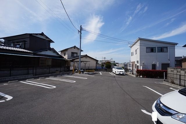 【カルムメゾン春日台の駐車場】