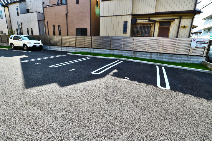 【越谷市蒲生西町のアパートの駐車場】