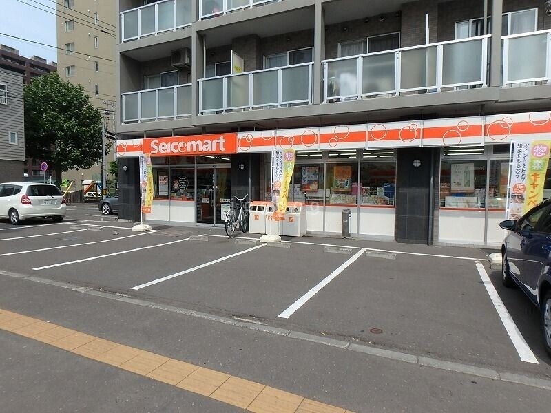 【札幌市中央区北三条西のマンションのコンビニ】