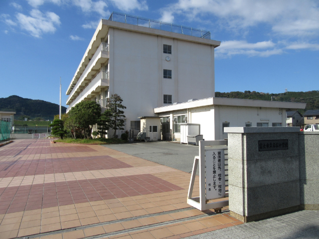 【サンライズコーポ岩本の中学校】