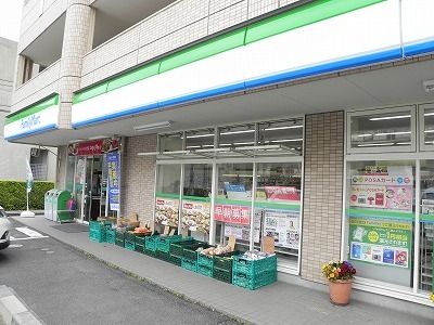 コンビニ　ファミリーマート（コンビニ）まで180m