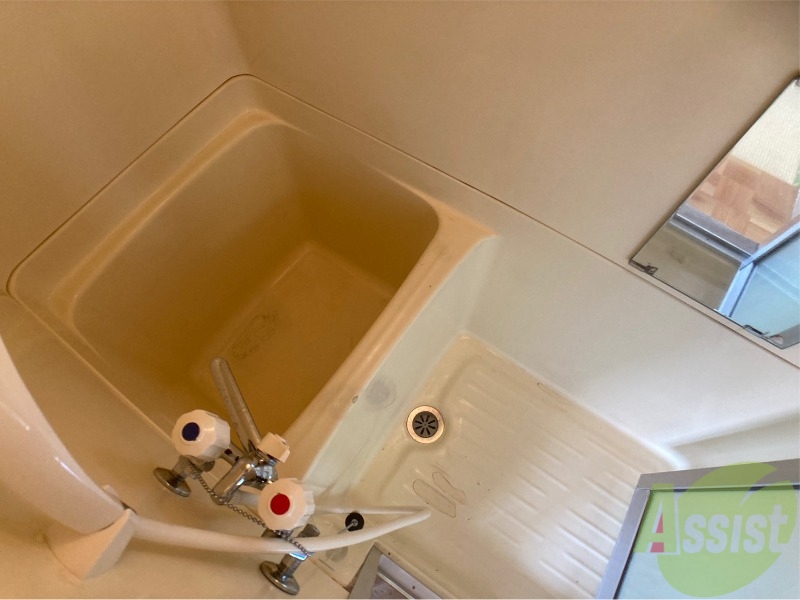 バス・シャワールーム　お風呂です。少し狭いですがシャワーするには十分ですね。