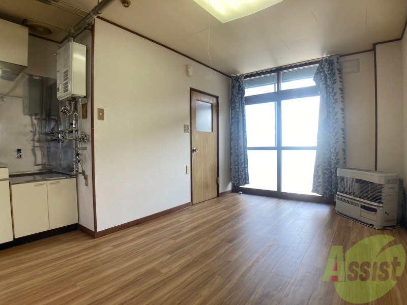 居室・リビング　リビングです。木目のフローリングが落ち着きますね。