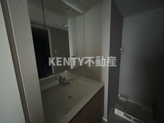 洗面設備　独立洗面台、小物を置くことができて便利です