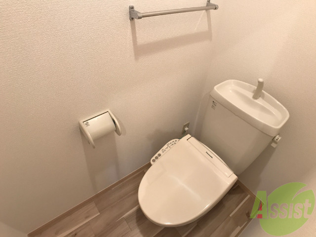 トイレ　人気のウォシュレットつきのトイレです。快適ですよ。