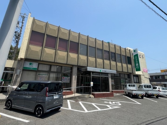 銀行　三十三銀行亀山中央支店（銀行）まで1181m