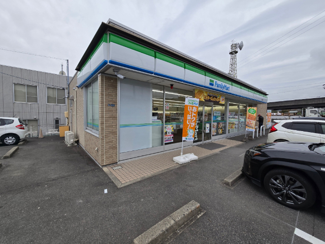 コンビニ　ファミリーマート亀山野村店（コンビニ）まで1037m