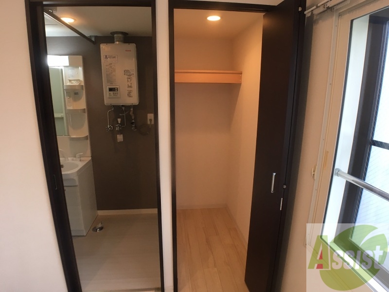 収納　クローゼットは奥行きもあり、荷物が多い方でも安心です。