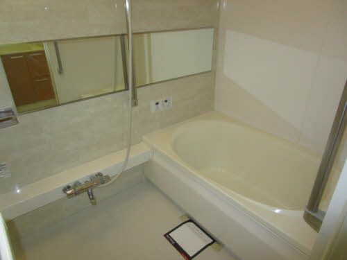 バス・シャワールーム　【バスルーム】鏡も大きく、開放感があります