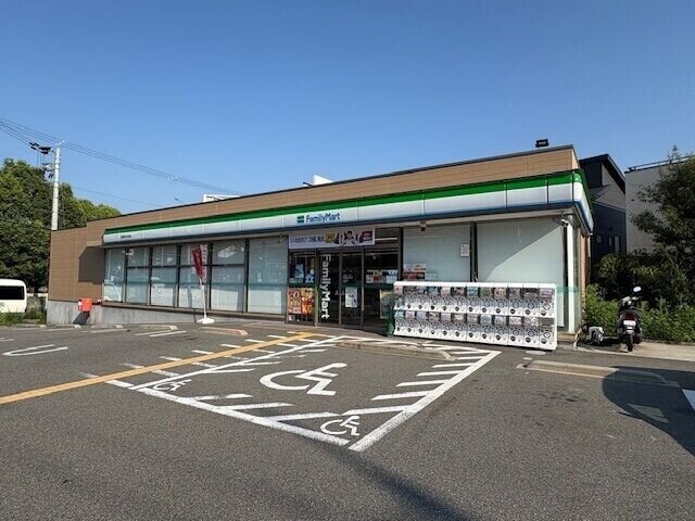 コンビニ　ファミリーマート箕面粟生外院店（コンビニ）まで242m